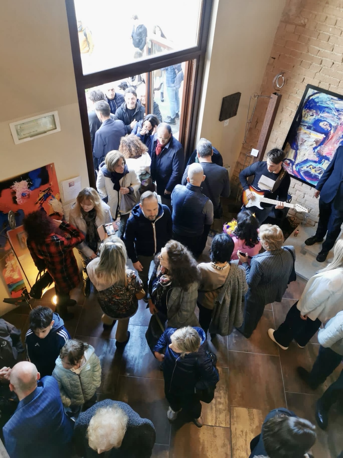 Veduta dall’alto del pubblico all’inaugurazione