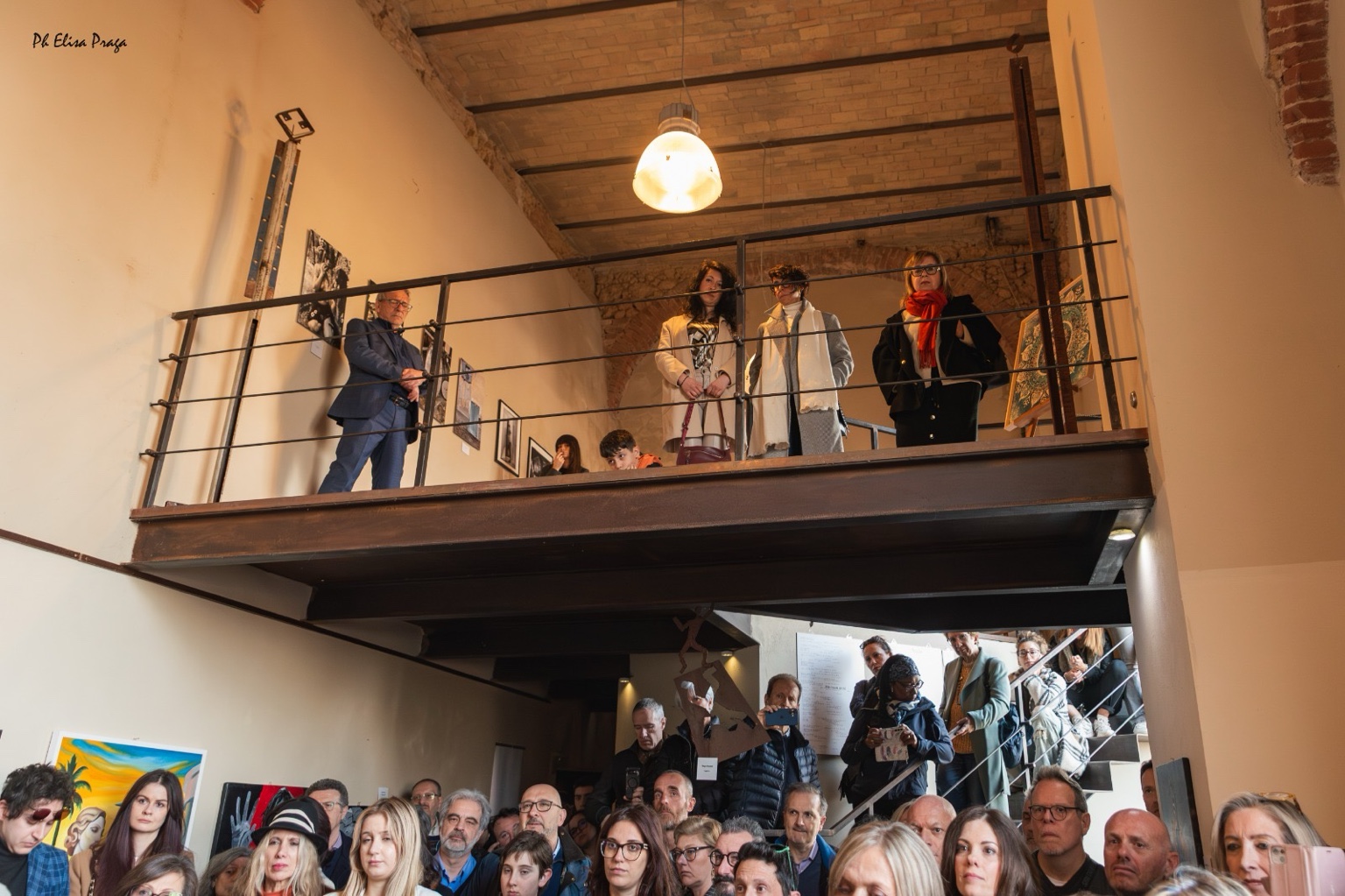 Opere e visitatori sul soppalco di Moncalvo Expo