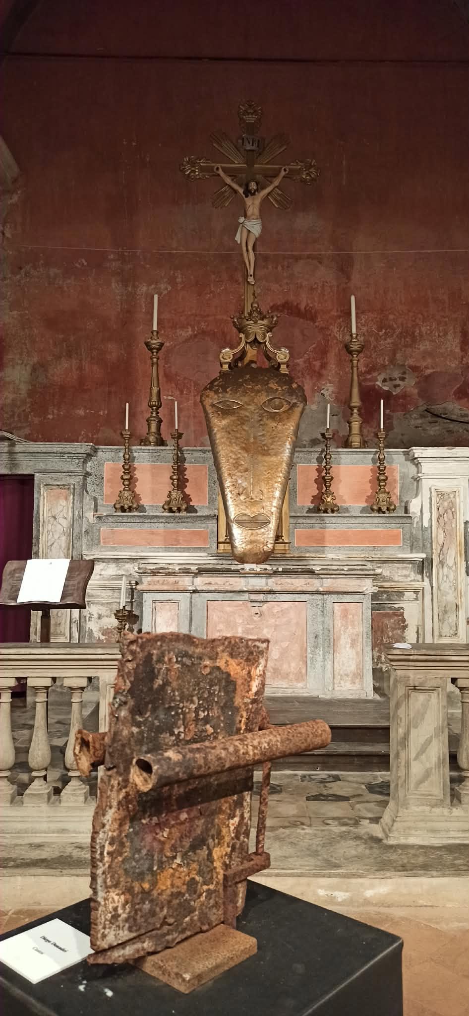 Sculture in ferro davanti all’altare