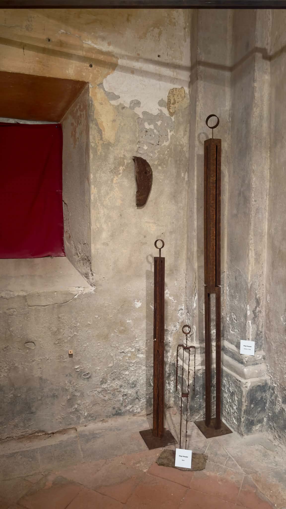 Tre figure in ferro all’interno della chiesa