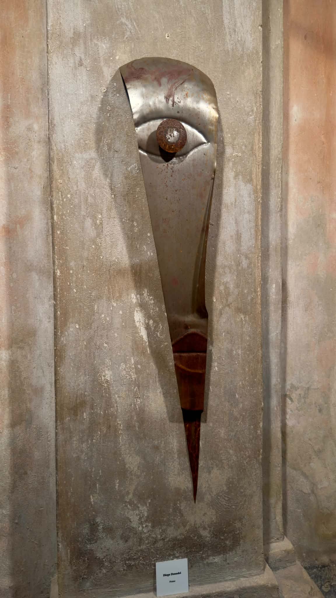 Dettaglio di un volto metallico con un solo occhio
